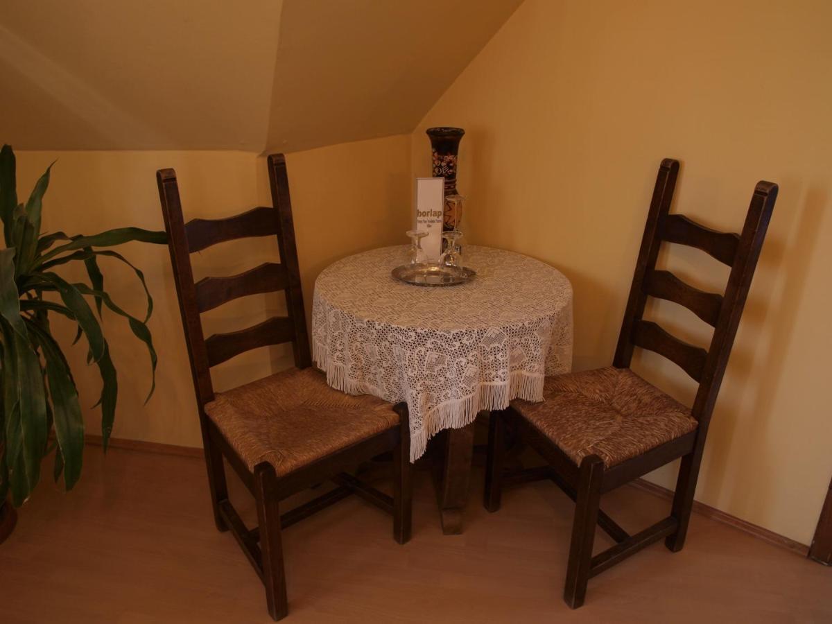 Vitenyi Pince Vendeghaz Villany Room photo